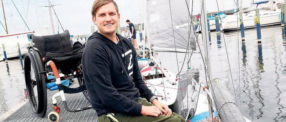 Mit Blei im Kiel gegen den Wind. Lasse Klötzing an Bord seines Bootes. Foto: Sven Darmer