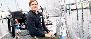 Mit Blei im Kiel gegen den Wind. Lasse Klötzing an Bord seines Bootes. Foto: Sven Darmer