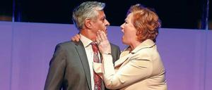 Standpauke. Der Wirtschaftswissenschaftler Richard (Dietrich Adam) ist angeklagt, eine Hotelangestellte sexuell belästigt zu haben. Seine reiche Gattin (Imogen Kogge) ist inzwischen genervt von seinem ständigen Machtmissbrauch.