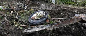 Teile der Unfall-Limousine liegen abseits der Straße hinter Büschen bei Schoharie im US-Bundesstaat New York.