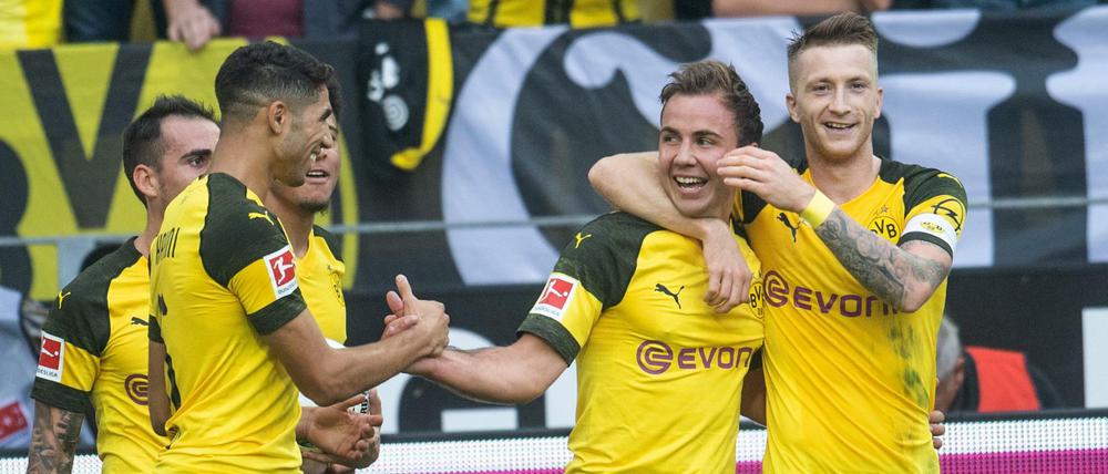 Er ist wieder hier: Dortmunds Mario Götze (M) jubelt über seinen Treffer zum 3:2 mit Achraf Hakimi (l) und Marco Reus. 