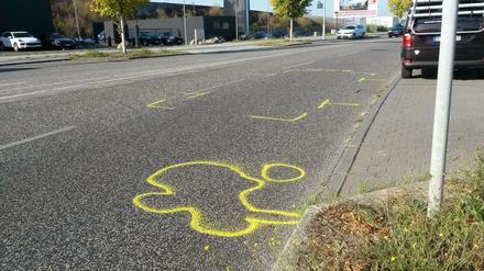 Die Polizei hat die Details am Unfallort in Adlershof mit einer Farbe markiert. 