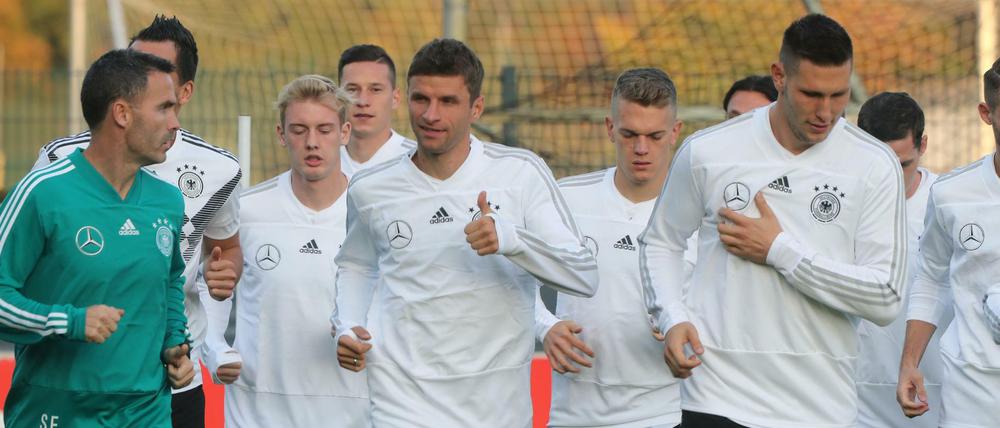 Alles top: Fitnesstrainer Shad Forsythe (l), Thomas Müller (M) und Niklas Süle beim Aufwärmen. 