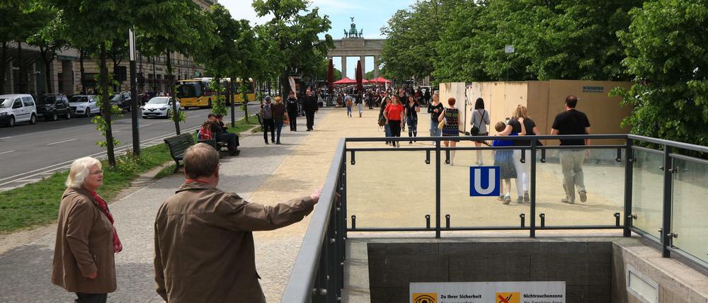 Passanten laufen wieder über den Mittelstreifen des Boulevards Unter den Linden, nachdem die Baustelle der U-Bahn abgeräumt wurde.