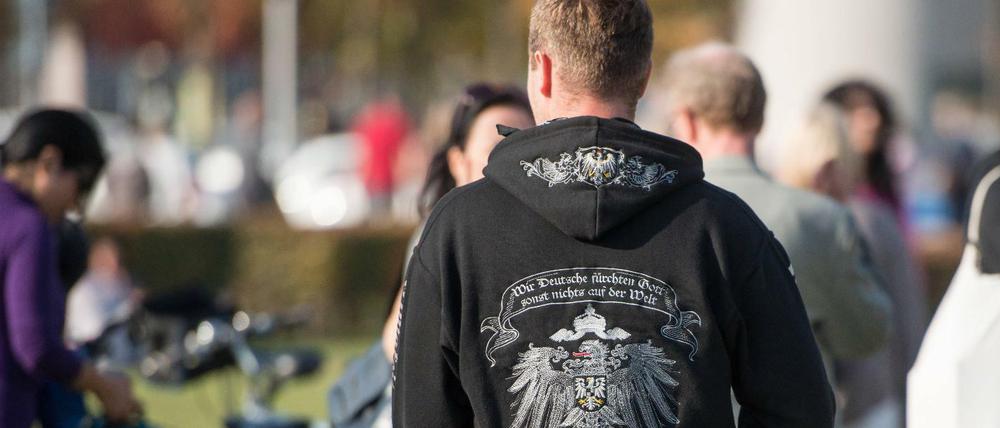 Ein Reichsbürger bei einer Demonstration in Berlin.