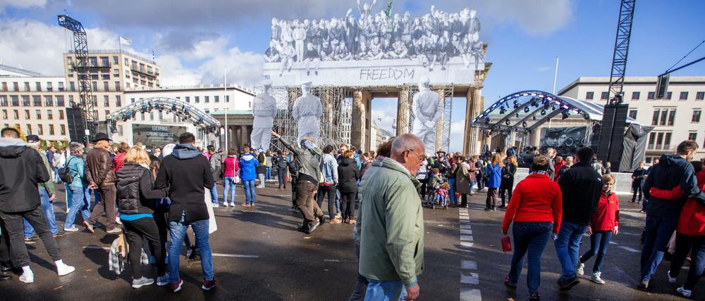 Besucher des Bürgerfests zum Tag der Deutschen Einheit am Brandenburger Tor.