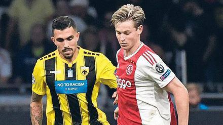 Mit Intuition. Frenkie de Jong (r.) beherrscht den Ball. 