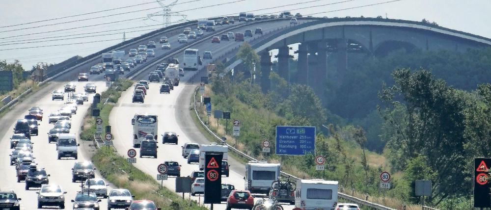 Der Kohlendioxid-Ausstoß von Neuwagen soll nach dem Willen der EU-Staaten von 2020 bis 2030 um 35 Prozent sinken.