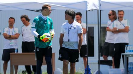 Immer gerne. Bundestrainer Joachim Löw (rechts) während der WM in Russland beim Training mit Torwart Manuel Neuer. 