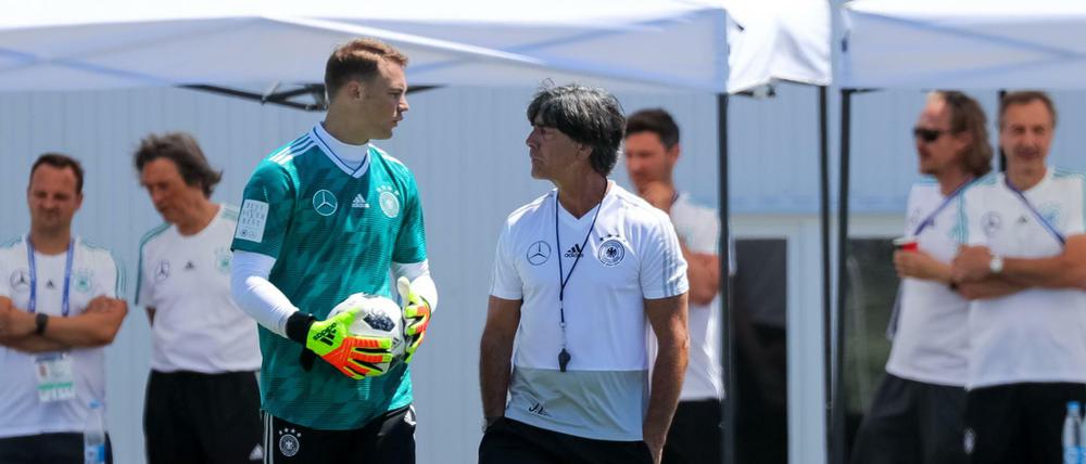 Immer gerne. Bundestrainer Joachim Löw (rechts) während der WM in Russland beim Training mit Torwart Manuel Neuer.