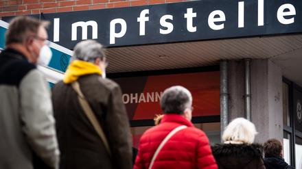 Eine Warteschlange hat sich vor der Impfstelle Bremen West gebildet.