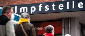 Eine Warteschlange hat sich vor der Impfstelle Bremen West gebildet.