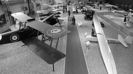 Im Hangar des ehemaligen Flugplatzes der britischen Royal Air Force in Berlin-Gatow stehen historische Flugzeuge und werden von Besuchern betrachtet. Die Maschinen gehören zum Luftwaffenmuseum der Bundeswehr und sollen den Besuchern und Soldaten einen Überblick über die Geschichte der deutschen Militärluftfahrt geben. Die Aufnahme stammt von 1996.