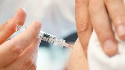 Für Schwangere und Ältere ist die Grippe-Impfung besonders wichtig. Ihr Immunsystem kann Erreger nicht so gut abwehren. 