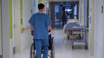 Ab Januar gelten Untergrenzen für den Einsatz von Pflegepersonal in zunächst vier Bereichen.