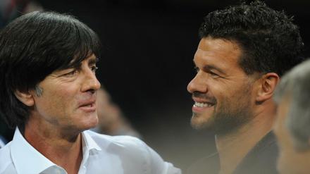 Einst ein erfolgreiches Gespann: Jogi Löw und Michael Ballack. Der ehemalige Kapitän kritisiert seinen Ex-Trainer mittlerweile scharf.