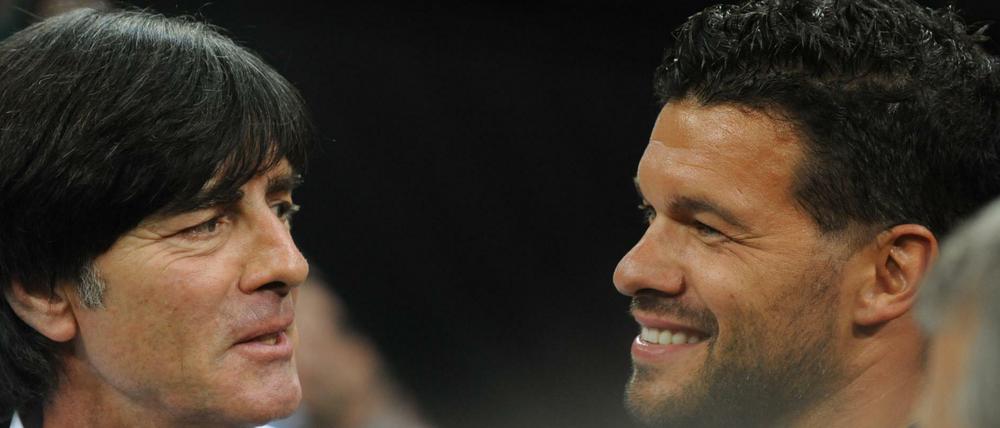 Einst ein erfolgreiches Gespann: Jogi Löw und Michael Ballack. Der ehemalige Kapitän kritisiert seinen Ex-Trainer mittlerweile scharf.