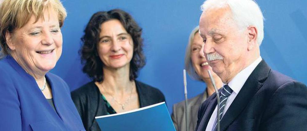 Übergabe. Angela Merkel nahm am Donnerstag den Bericht des NKR-Vorsitzenden Johannes Ludewig entgegen.