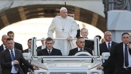 Papst Franziskus bei der Ankunft auf dem Petersplatz