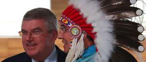 IOC-Präsident Thomas Bach kam bei seiner Charme-Offensive in Buenos Aires auch mit Wilton Littlechild zusammen, einem kanadischen Indianer.