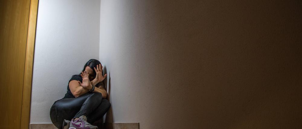 Viele Betroffene, vor allem Frauen, haben Gewalt gegen ihr Leben erfahren. Psychosoziale Unterstützung können sie von speziell weitergebildeten Care-Managerinnen erhalten.