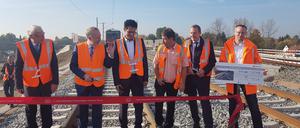 Berlins Bahnchef Kaczmarek (2. von links) und Bauleiter Jens Kulecki (4. von links) eröffnen die neue Strecke.