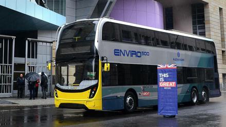 Test bestanden: Der "Enviro 500" der Firma Alexander Dennis 2015 vor der britischen Botschaft.