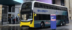 Test bestanden: Der "Enviro 500" der Firma Alexander Dennis 2015 vor der britischen Botschaft.