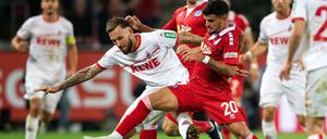 Marco Höger (l.) verlor am Montag mit dem 1. FC Köln völlig überraschend gegen den MSV Duisburg (im Bild Cauly Oliveira Souza).