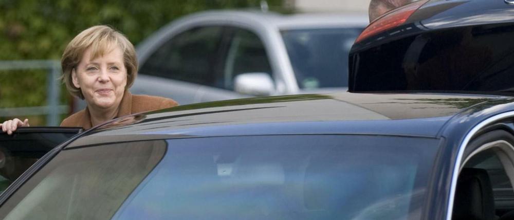 Kanzlerin Angela Merkel steigt vor dem Bundeskanzleramt in ein Auto.