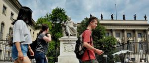 Passanten vor dem Hauptgebäude der Humboldt-Universität.