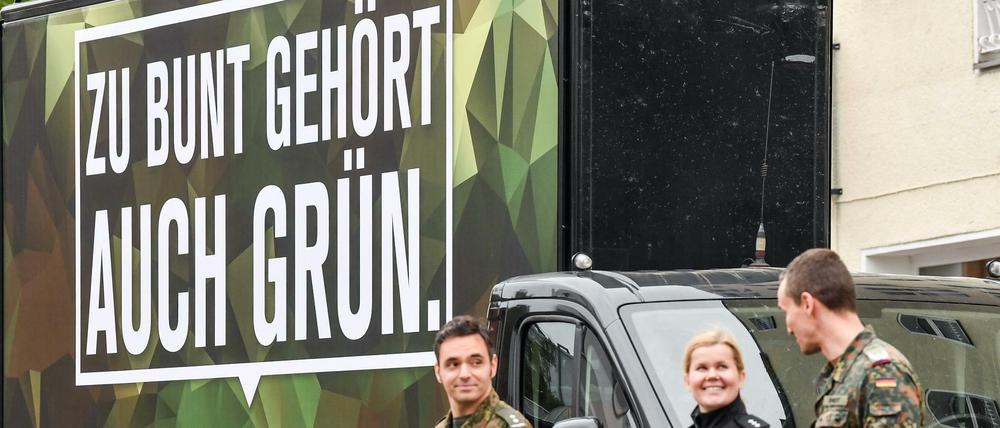 Die re:publica hatte der Bundeswehr einen Rekrutierungsstand auf der Konferenz im Mai verweigert. Zudem hieß es, Soldaten in Uniform seien unerwünscht. Als Reaktion hatten Vertreter der Bundeswehr zum Start der re:publica vor dem Gelände für eine Karriere bei der Armee geworben und gegen die Entscheidung protestiert.