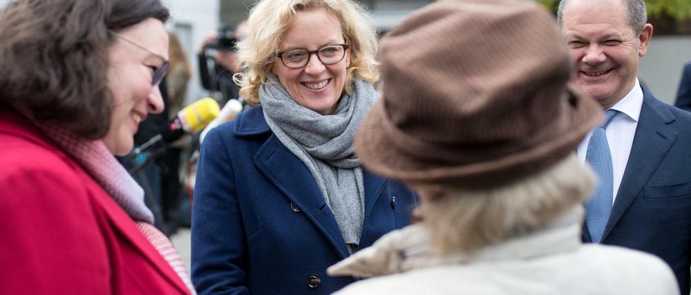 Drei Sozialdemokraten auf eine Bayerin: Parteichefin Andrea Nahles, Spitzenkandidatin Natascha Kohnen und Bundesfinanzminister Olaf Scholz unterhalten sich am Rande einer auswärtigen SPD-Präsidiumssitzung in München mit einer Einheimischen.