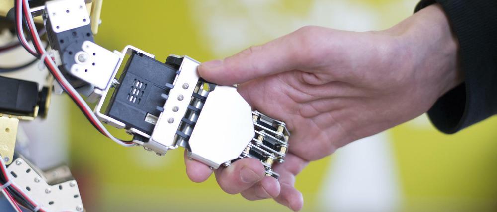 Kollege Roboter: Die Arbeitswelt ändert sich rasant durch die Automatisierung. Wie Arbeitnehmer gefördert und geschützt werden können, analysiert die Denkfabrik im Arbeitsministerium.