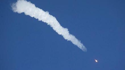 Aufnahme der Sojus MS-10 Raumkapsel nach ihrem Start vom Weltraumbahnhof Baikonur. Der Start der bemannten Raumkapsel zur Internationalen Raumstation ISS ist nach russischen Medienberichten fehlgeschlagen. Die Sojus-Kapsel mit zwei Mann an Bord sei in Kasachstan notgelandet, meldete die russischen Nachrichtenagentur Interfax. Die Raumfahrer seien unverletzt. 