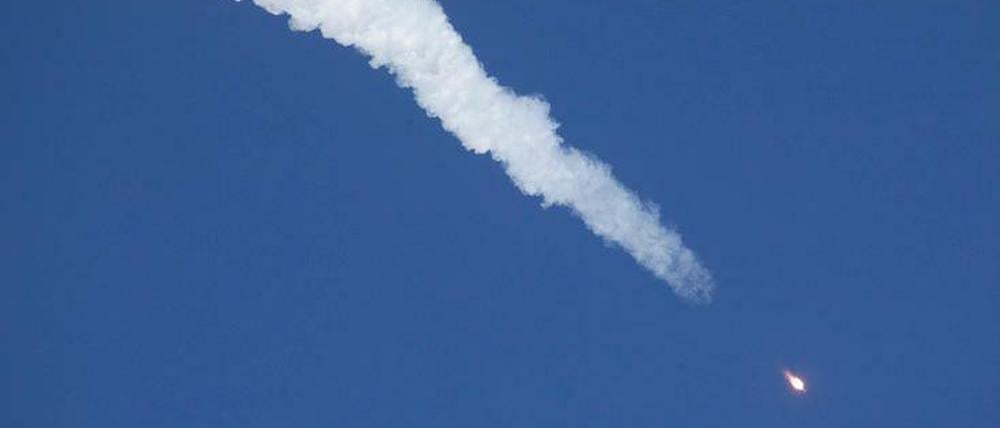 Aufnahme der Sojus MS-10 Raumkapsel nach ihrem Start vom Weltraumbahnhof Baikonur. Der Start der bemannten Raumkapsel zur Internationalen Raumstation ISS ist nach russischen Medienberichten fehlgeschlagen. Die Sojus-Kapsel mit zwei Mann an Bord sei in Kasachstan notgelandet, meldete die russischen Nachrichtenagentur Interfax. Die Raumfahrer seien unverletzt.