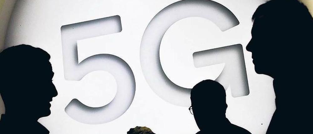 Wer bekommt welche Frequenz und zu welchen Kosten? Die Vorbereitungen für die Auktion der 5 G-Netze beginnen jetzt, im nächsten Jahr steht dann die Versteigerung durch die Bundesnetzagentur an. Erwartet wird ein Erlös um die fünf Milliarden Euro.