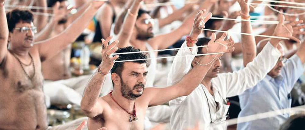 Beten schadet nie. Hindus im indischen Ahmedabad gedenken der Verstorbenen. Mit dem Mahalaya-Tag endete zum Neumond am 8. Oktober das Pitri-Paksha-Fest. 