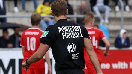 Zusammenhalt. Schiedsrichter gehören einfach zum Fußballspiel dazu.