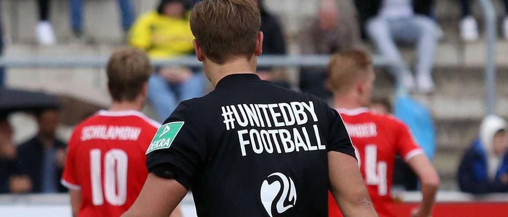 Zusammenhalt. Schiedsrichter gehören einfach zum Fußballspiel dazu.