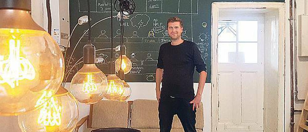 Co-Living Bewohner Adam fühlt sich wohl unter Gründern.