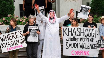 Vor der Botschaft Saudi-Arabiens in Washington zeigt sich ein Demonstrant als Mohammed bin Salman mit blutverschmierten Händen.