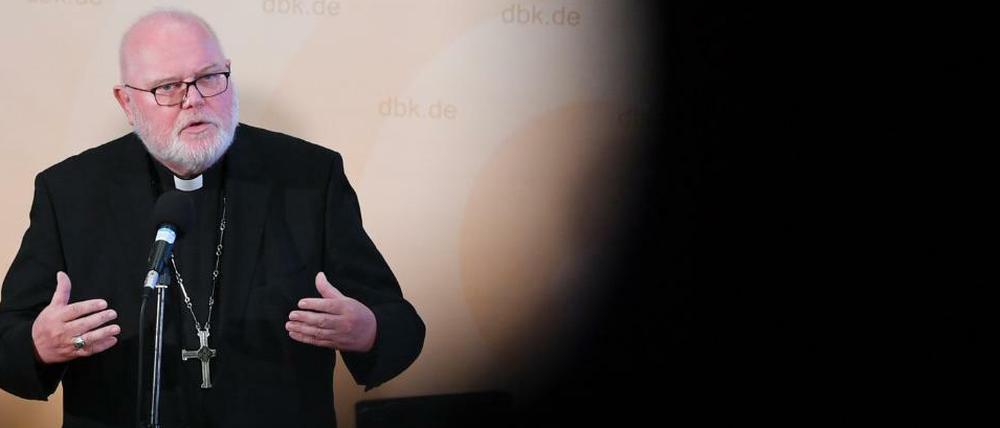 Kardinal Reinhard Marx (rechts) bei der Herbst-Vollversammlung der Deutschen Bischofskonferenz im September. 