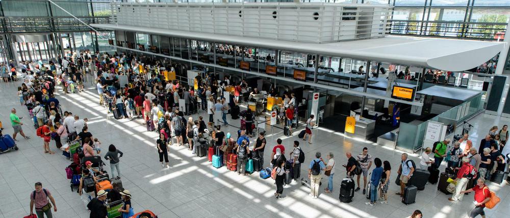 Fluggäste im Terminal 2 am Flughafen in München (Archiv)