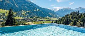 Vom Becken in die Berge gucken: Das Goldberg Hotel in Bad Hofgastein bietet seinen Gästen dieses Extra.