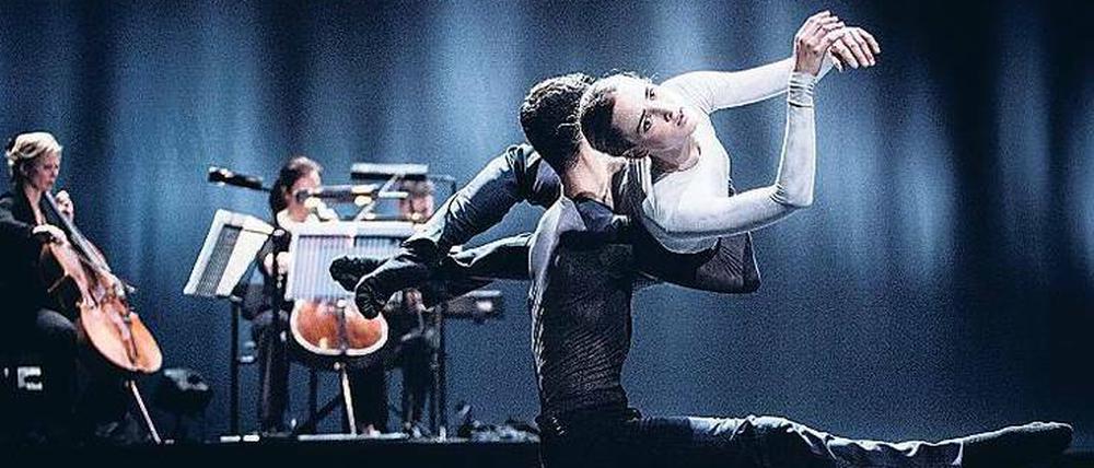 Bewegungswitz. Die Choreografie „mutual comfort“ von Edward Clug, getanzt von den tollen Nachwuchstänzern des Nederlands Dans Theater.