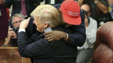 Rapper Kanye West umarmt Donald Trump im Oval Office.
