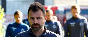 Von der Trainerbank vor den Richtertisch: Brügges Trainer Ivan Leko.