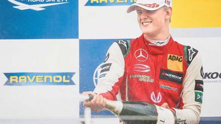 Champagner-Experte. Eines Tages will Mick Schumacher auch in der Formel 1 so jubeln können. 