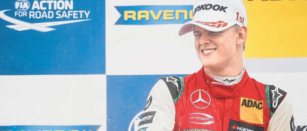 Champagner-Experte. Eines Tages will Mick Schumacher auch in der Formel 1 so jubeln können. 